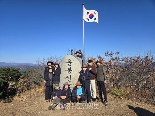 ▲ 해발 285ｍ의 운봉산 정상에는 365일 태극기가 펄럭인다. 이 산 자락에 위치한 운봉리는 애국숭모공원이 조성될 정도로 우리나라의 독립운동에 혁혁한 발자취를 남긴 곳이기도 하다.