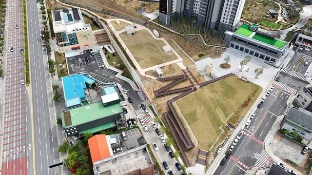 ▲ 최근 조성이 완료된 원주 민간 중앙근린공원 2구역내 들어선 어린이도서관 및 잔디마당.