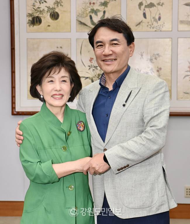 ▲ 박선영 진실화해를위한과거사정리위원회 위원장이 23일 도청을 방문, 김진태 도지사 반갑게 인사하고 있다. 방도겸 기자