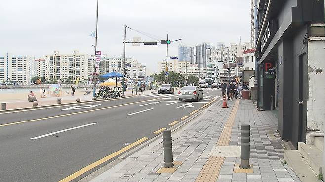 부산 광안리해수욕장 인근 인도에 세워진 ‘길말뚝’
