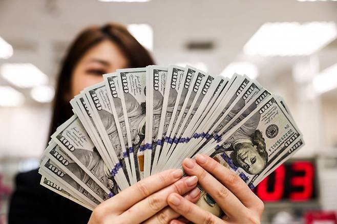 타이베이에서 한 은행 직원이 미화 100달러 지폐를 들어 보이고 있다. /사진=AFP