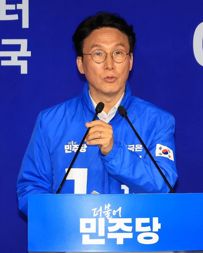 김민석 더불어민주당 선대위 상임공동선대위원장이 지난 15일 서울 여의도동 민주당 중앙당사에서 기자간담회를 하고 있다. 연합뉴스