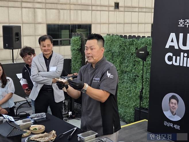 지난 22일 서울 영등포구 글래드 호텔에서 열린 호주축산공사 '호주청정램 쇼케이스'에서 이정현 셰프가 신메뉴를 시연하고 있다./사진=박수림 기자