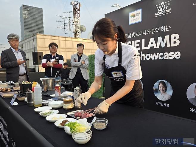 지난 22일 서울 영등포구 글래드 호텔에서 열린 호주축산공사 '호주청정램 쇼케이스'에서 박가람 셰프가 신메뉴를 시연하고 있다./사진=박수림 기자