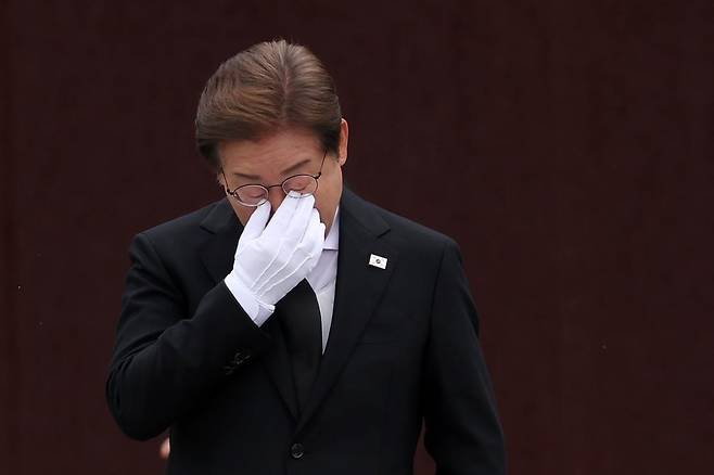 더불어민주당 이재명 대선 후보가 23일 경남 김해시 진영읍 봉하마을을 방문해 노무현 전 대통령 묘역 참배 및 헌화를 마친 뒤 눈물을 훔치고 있다. 사진=연합뉴스