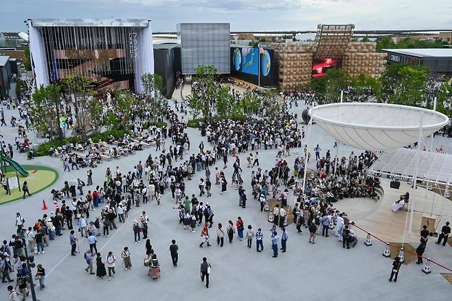 21일 일본 오사카 '2025 오사카 엑스포'에서 열린 행사에 사람들이 줄을 서 있다. 사진=AFP(연합뉴스)