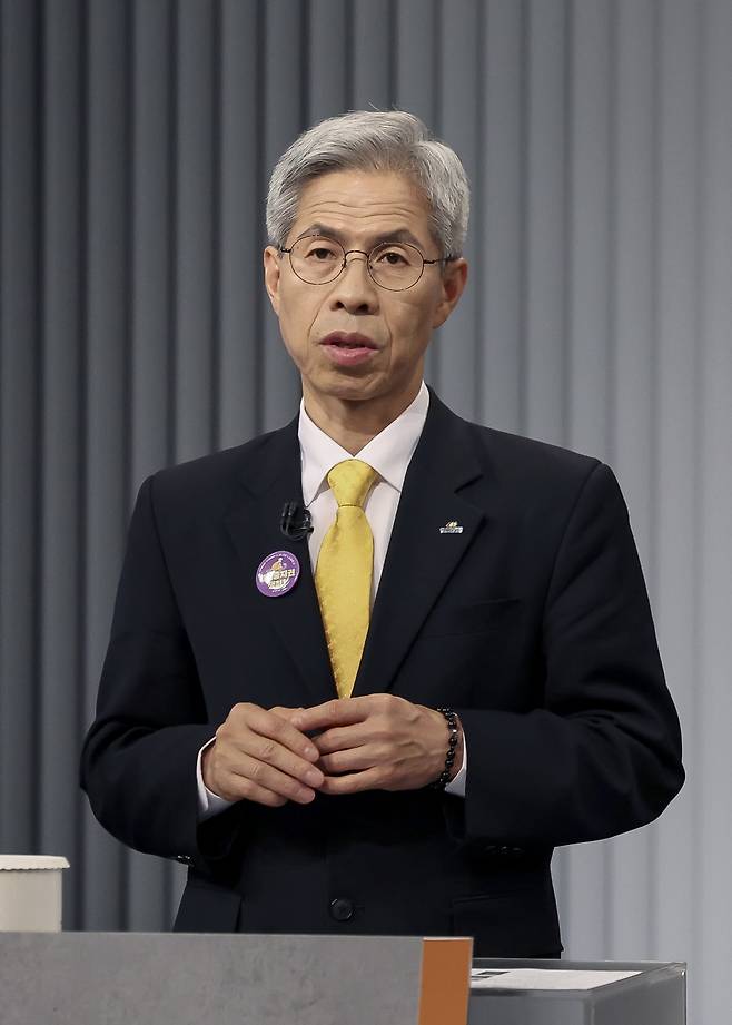 권영국 민주노동당 대통령 후보가 23일 서울 영등포구 KBS본관 스튜디오에서 중앙선거방송토론위원회 주관 제21대 대통령선거 2차 후보자 토론회 준비를 하고 있다. 뉴스1