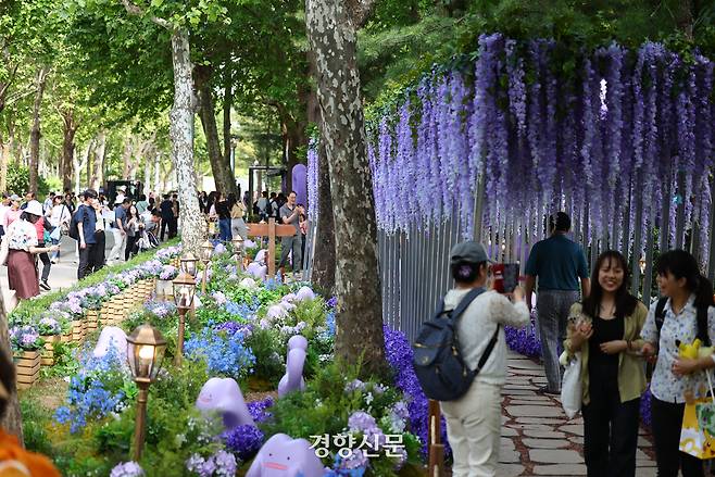 22일 서울 동작구 보라매공원에서 열린 2025 서울국제정원박람회를 찾은 시민들이 등나무 터널을 지나고 있다. 2025.5.22. 정지윤 선임기자