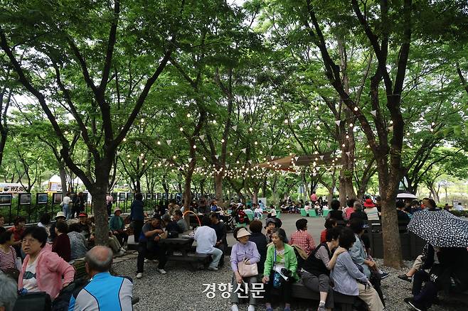 22일 서울 동작구 보라매공원에서 열린 2025 서울국제정원박람회를 찾은 시민들이 나무 그늘 아래에서 휴식을 즐기고 있다. 2025.5.22. 정지윤 선임기자