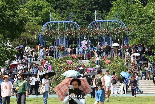 22일 서울 동작구 보라매공원에서 열린 2025 서울국제정원박람회를 찾은 시민들이 산책을 즐기고 있다. 2025.5.22. 정지윤 선임기자