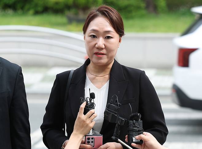 ‘명태균 여론조사비 대납 의혹’과 관련해 홍준표 전 대구시장 관련 폭로를 이어오고 있는 강혜경 전 미래한국연구소 부소장이 23일 대구 수성구 대구경찰청에 참고인 조사를 받기 위해 출석하기 전 취재진의 질문에 답변하고 있다.연합뉴스