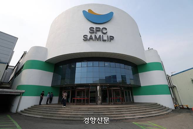 지난 19일 발생한 노동자 끼임사망 사고가 발생한 경기 시흥시 SPC삼립 시화생산센터의 21일 모습. 권도현 기자