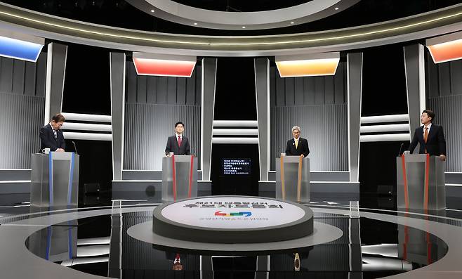 23일 서울 여의도 KBS본관 스튜디오에서 열린 중앙선거방송토론위원회 주관 제21대 대통령선거 2차 후보자토론회에서 각 정당 대선 후보들이 토론을 준비하고 있다. 왼쪽부터 이재명 더불어민주당, 김문수 국민의힘, 이준석 개혁신당, 권영국 민주노동당 대선 후보. 국회사진기자단