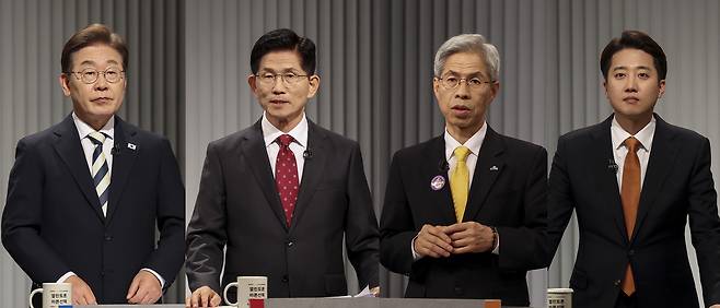 제21대 대통령 선거에 나선 이재명 더불어민주당 후보, 김문수 국민의힘 후보, 권영국 민주노동당 후보, 이준석 개혁신당 후보(왼쪽부터)가 23일 서울 여의도 KBS 스튜디오에서 사회 분야를 주제로 2차 TV토론을 하고 있다. 국회사진기자단