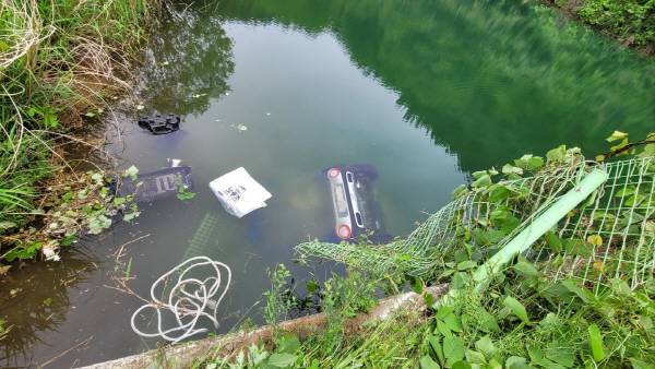 23일 승용차가 추락해 60대 자매가 숨진 남해의 한 저수지. 경남소방본부 제공