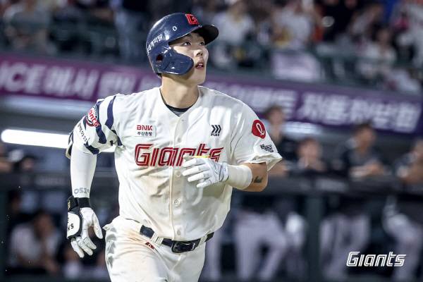 23일 한화전에서 롯데 타자 고승민이 라인업에서 빠졌다. 사진은 지난 21일 LG전에서 동점 투런 홈런을 친 뒤 타구를 응시하는 모습. 롯데 자이언츠 제공