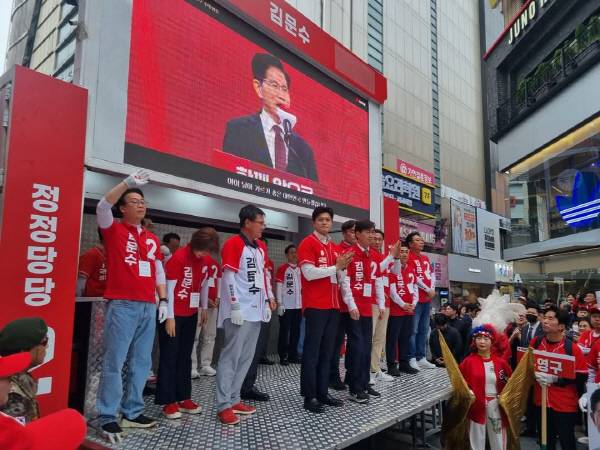 국민의힘 김용태 비상대책위원장이 23일 부산 부산진구 서면에서 김문수 후보 지지 유세를 하고 있다. 국민의힘 부산선대위 제공