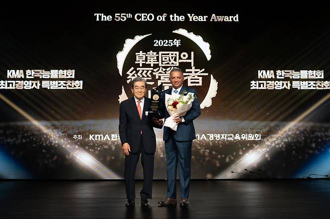 S-Oil CEO Anwar al-Hejazi (right) poses with Korea Management Association Chair Lee Bong-seo after receiving the CEO of the year award at the Grand Hyatt Seoul on Friday. (S-Oil)
