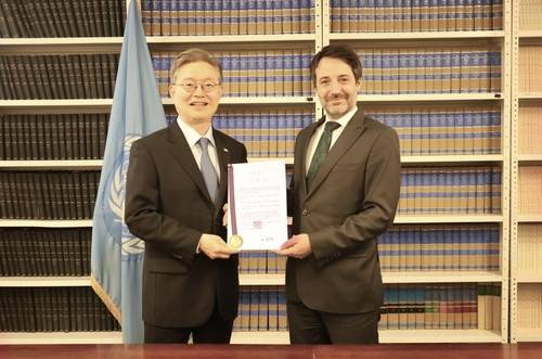 Korean Ambassador to the UN Hwang Joon-kook deposits an instrument of ratification for the Biodiversity Beyond National Jurisdiction agreement (BBNJ) to the office of the UN secretary-general in New York on March 19. [YONHAP]