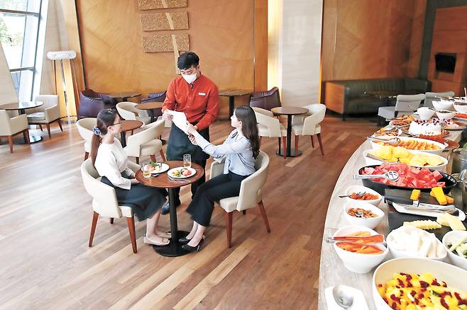 A server tends to guests at the breakfast buffet in the Courtyard Seoul Times Square in Yeongdeungpo District, western Seoul. [JOONGANG ILBO]