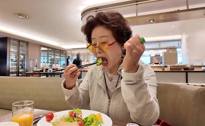 Veteran actress Sunwoo Yong-yeo is seen enjoying breakfast at a luxury hotel buffet in a recent YouTube video. [SCREEN CAPTURE]