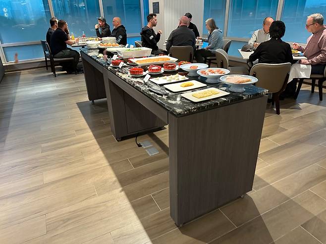 Diners enjoy breakfast at the Marriott Executive Apartments in Yeouido, western Seoul, on May 15. [WOO JI-WON]
