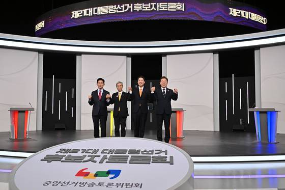 From left, Democratic Party candidate Lee Jae-myung, Reform Party candidate Lee Jun-seok, Democratic Labor Party candidate Kwon Young-gook and People Power Party candidate Kim Moon-soo pose for a photo ahead of the first presidential debate at a studio in Sangam-dong, Mapo District, western Seoul, on May 18. [JOINT PRESS CORPS]
