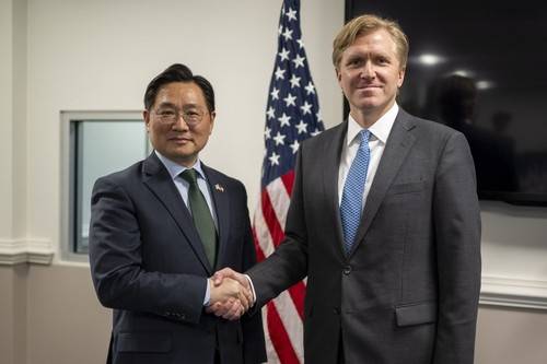 Cho Chang-rae, South Korea's deputy defense minister for policy, left, meets U.S. Under Secretary of Defense for Policy Elbridge Colby after Korea and the United States held key defense talks in Washington from May 1 to 2. [DEFENSE MINISTRY]