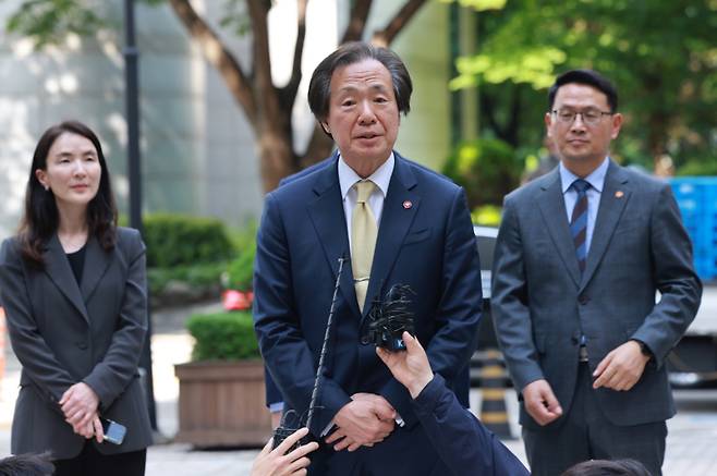 정기석 국민건강보험공단 이사장이 22일 서울 서초구 서울고등법원에서 열린 담배회사 상대 손해배상 소송 항소심 12차 변론기일에 출석하기에 앞서 취재진 질문에 답하고 있다. 연합뉴스