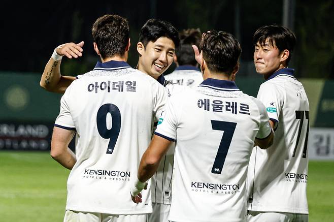 결승골을 합작하고 기뻐하는 허용준과 아이데일. 서울 이랜드 FC 제공