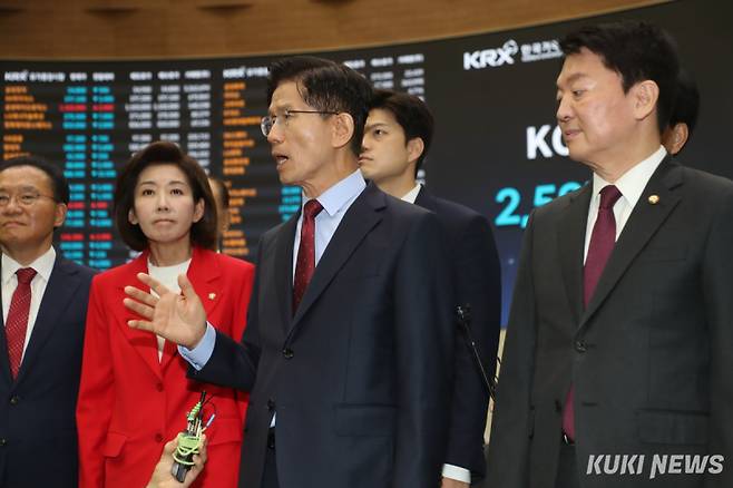 김문수 국민의힘 대통령 후보가 22일 서울 여의도 한국거래소에서 열린 중앙선거대책위원회 현장 회의에서 발언하고 있다. 유희태 기자