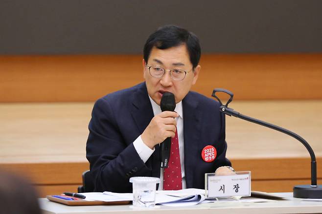 주낙영 시장이 APEC 정상회의 준비위에 참석해 주요 사업 추진 현황을 설명하고 있다. 경주시 제공