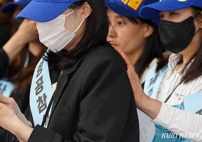 제주항공 여객기 참사 유가족이 23일 서울 강서구 김포국제공항 국내선 청사에서 희생자에게 보내는 편지를 낭독하던 중 눈물을 보이자 다른 유족이 등을 토닥여주고 있다.