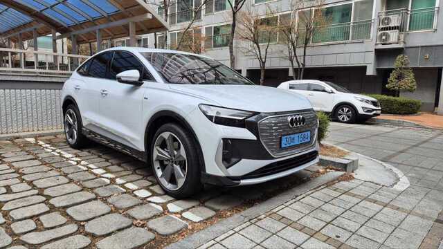 Q4 e-트론은 GV60과 ID.4보다 덩치가 좀 더 큰 느낌이다. 두꺼운 그릴이 로고를 감싸고 있다. 날렵하게 올라간 헤드램프가 날카로운 인상을 준다. 이용상 기자