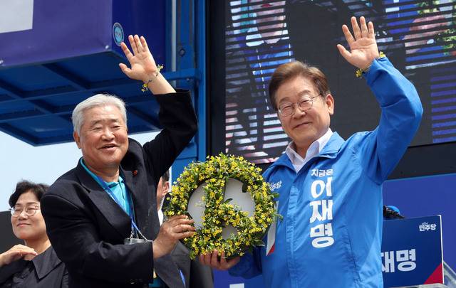 이재명 더불어민주당 대선 후보가 22일 오전 제주시 동문로터리 유세에 앞서 제주 4·3 사건 유족으로부터 기표 도장 모양의 화환 선물을 받고 있다. 이 후보는 “제일 중요한 일은 통합이지만 죄지은 나쁜 사람들을 싹 살려주자는 것은 아니다”고 말했다. 제주=이병주 기자