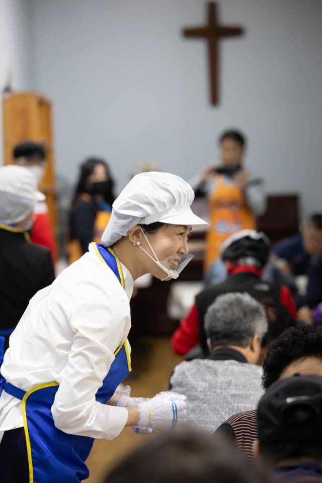 이재명 더불어민주당 대선 후보의 배우자 김혜경 여사가 지난 17일 전북 전주의 한 교회에서 배식 봉사를 하고 있다. 김 여사는 22일 국민일보에 “남편이 갈등으로 분열된 나라를 다시 화합시킬 수 있도록 해달라고 기도한다”고 말했다. 더불어민주당 중앙선거대책위원회 제공