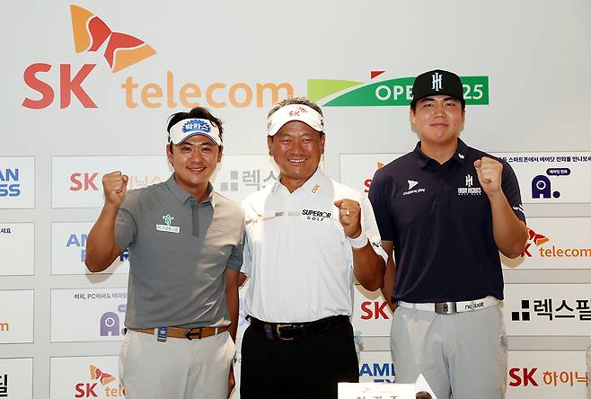 지난 15일 제주도 서귀포시 핀크스CC에서 개막한 KPGA투어 SK텔레콤 오픈에 출전한 최경주가 후배 박상현(왼쪽), 장유빈(오른쪽)과 선전을 다짐하며 포즈를 취하고 있다. KPGA