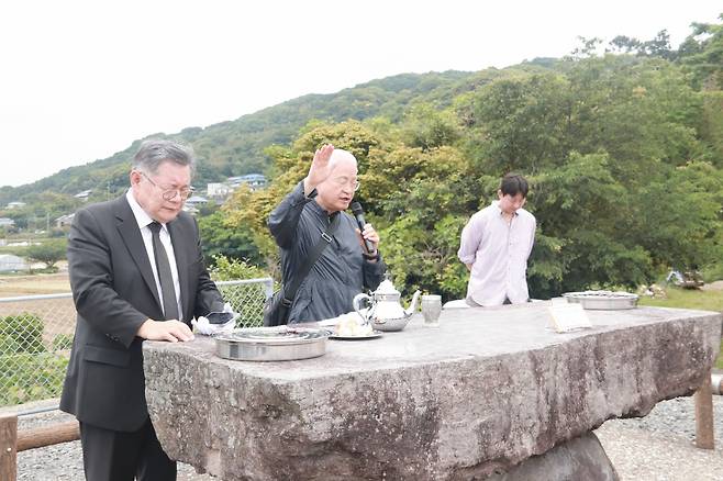 정성진 한일연합선교회 이사장이 20일 나가사키현 오무라의 ‘스즈타 감옥터’에서 진행된 성찬식 후 축도하는 모습. 한일연합선교회 제공