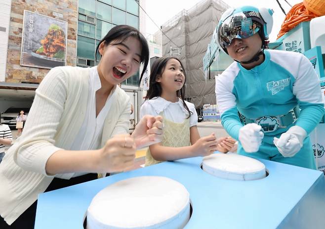 “더 세게! 더 빠르게!” 후레쉬맵과 함께하는 미션 도전!  점심시간을 이용해 삼양식품의 거리 체험 캠페인 '출동! 후레시맵'에 참여한 시민이 '쿨펀치 챌린지' 게임에 열중하고 있다. 사진제공=삼양식품