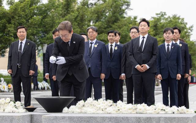 이재명 더불어민주당 대선 후보가 노무현 전 대통령 서거 16주기인 23일 경남 김해시 봉하마을에 있는 노 전 대통령 묘역을 찾아 참배하고 있다. 연합뉴스