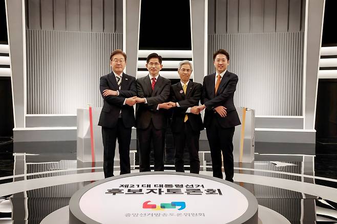 더불어민주당 이재명·국민의힘 김문수·민주노동당 권영국·개혁신당 이준석 대선후보가 23일 서울 영등포구 여의도 KBS 스튜디오에서 열린 제21대 대선 2차 후보자 토론회 시작에 앞서 기념 촬영하고 있다. 국회사진기자단