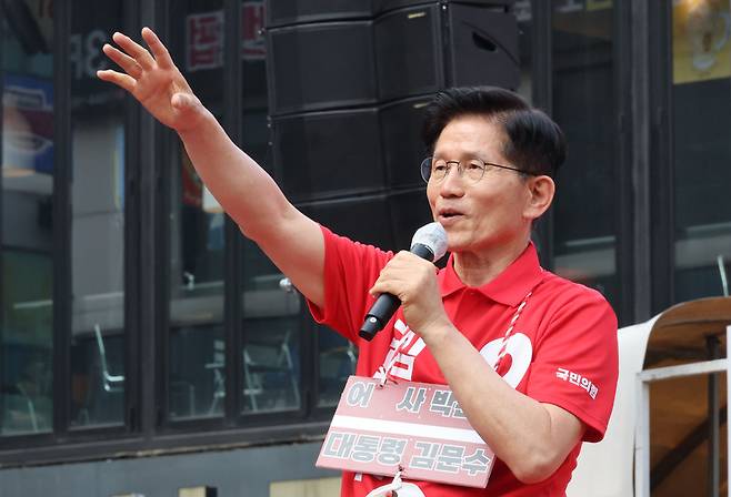 22일 경기 광명시 철산로데오거리에서 열린 유세에서 지지를 호소하는 김문수 국민의힘 대선 후보 / 사진=연합뉴스