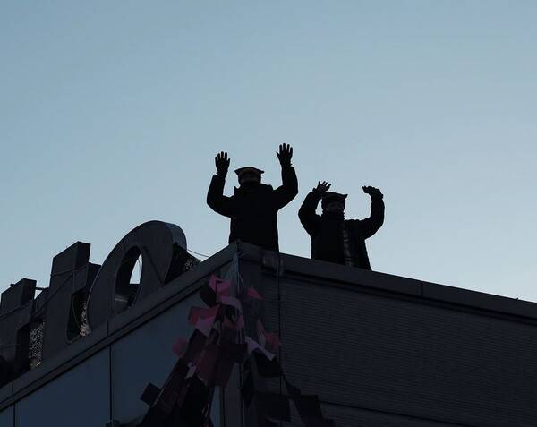 ▲경북 구미 한국옵티칼하이테크 구미공장에서 고공농성 중인 박정혜, 소현숙 해고노동자. 현재는 박정혜 노동자가 23일 기준 502일째 고공농성을 이어가고 있다. ⓒ굴뚝신문