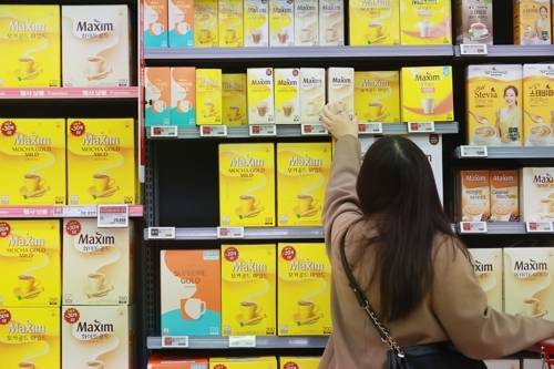 서울 시내 한 대형마트에 진열된 맥심 모카골드. [사진 = 연합뉴스]