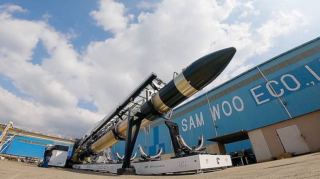 민간 우주발사체 기업 이노스페이스가 위성 발사체 ‘한빛-나노’ 발사에 필요한 발사대를 독자 개발하고 발사체와 체계연동시험을 마쳤다. 연합뉴스.