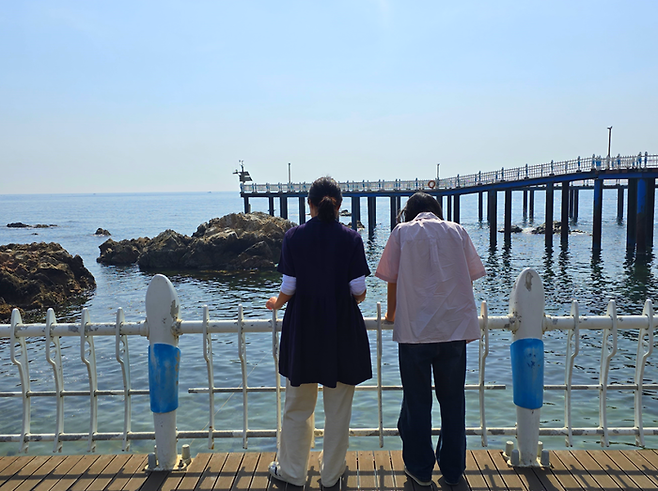 삼사해상로에서 푸른 바다를 구경 중이다 / 사진=김혜성 여행+ 기자
