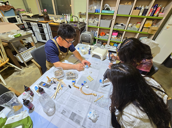 뚝딱이네 공방 레진 아트 방향제 체험 중이다 / 사진=김혜성 여행+ 기자