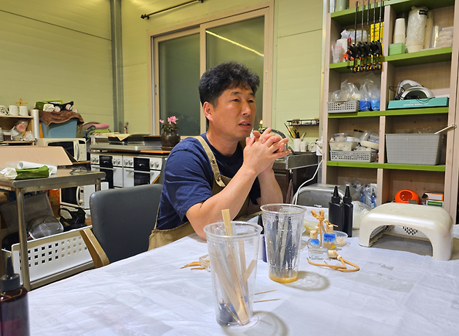 박헌영 뚝딱이나네 공방 사장이 대화 중이다 / 사진=김혜성 여행+ 기자
