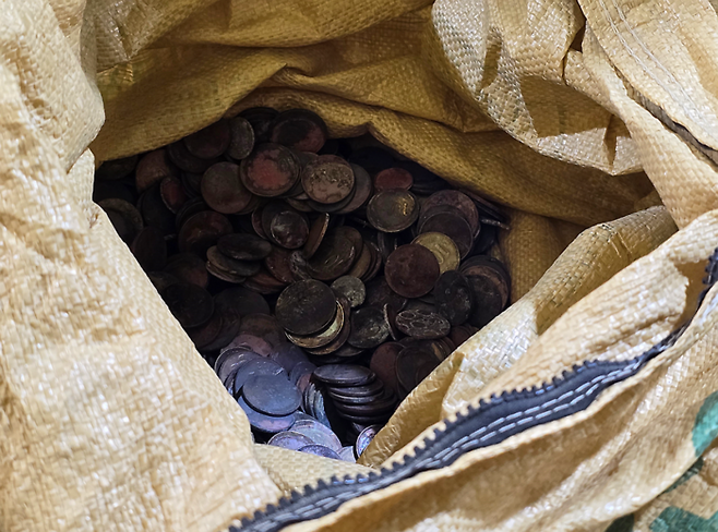 불에 그을린 동전들 / 사진=김혜성 여행+ 기자