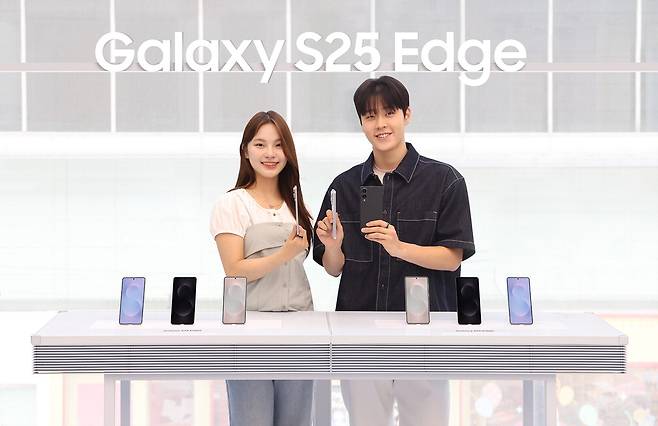 삼성전자가 초슬림 스마트폰 '갤럭시 S25 엣지'를 23일부터 국내에 출시한다고 밝혔다. 모델들이 '삼성 강남'에서 갤럭시 S25 엣지를 소개하고 있다.  삼성전자